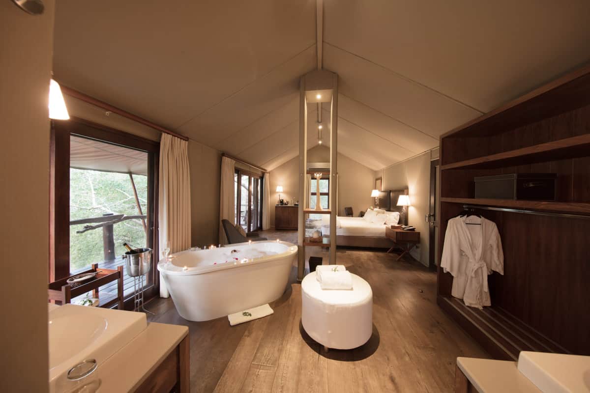 Intérieur d'une tente de luxe avec salle de bains privative au Kapama Buffalo Camp
