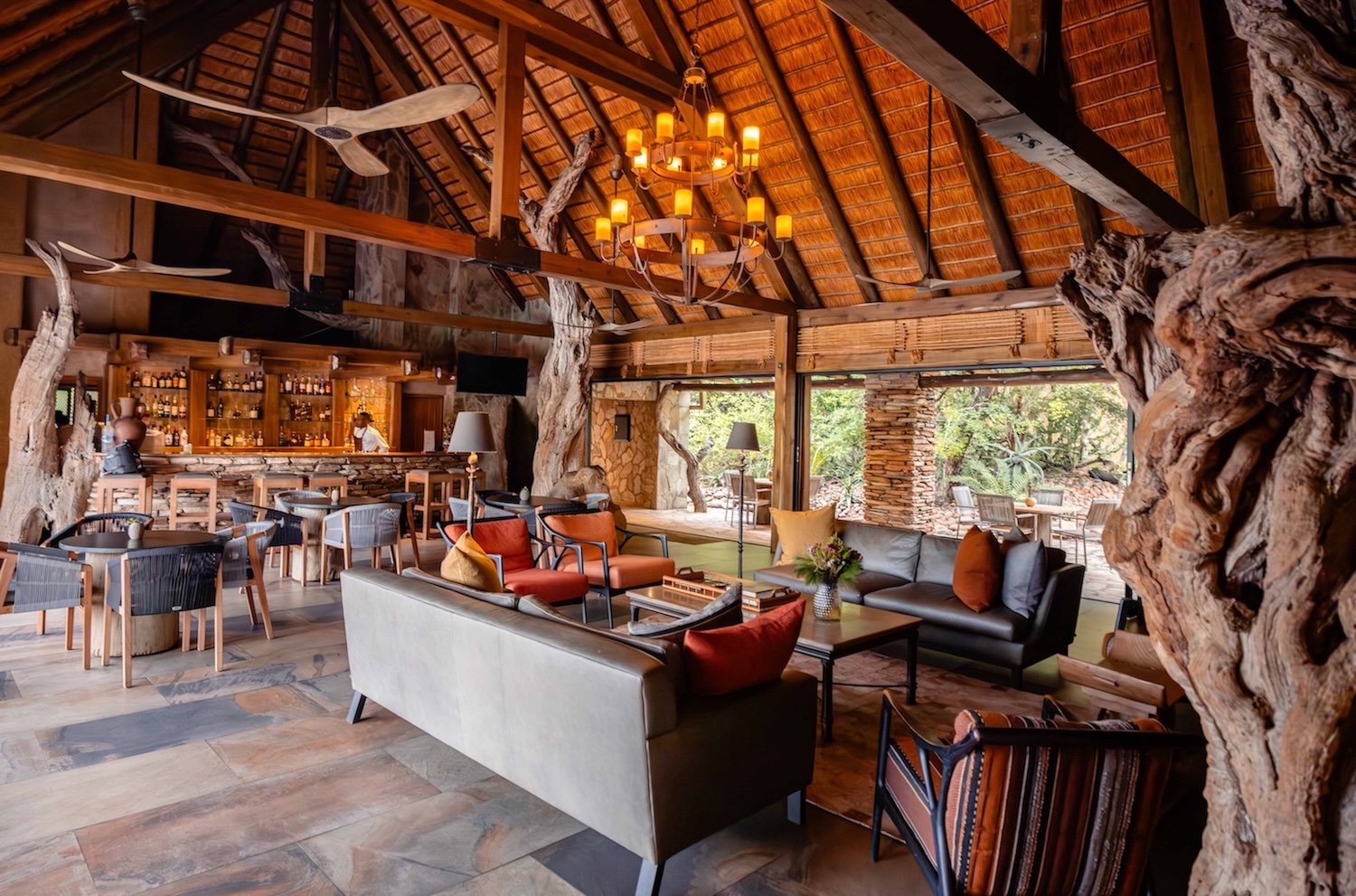 Kapama River Lodge: salón «River Bar» y chimenea