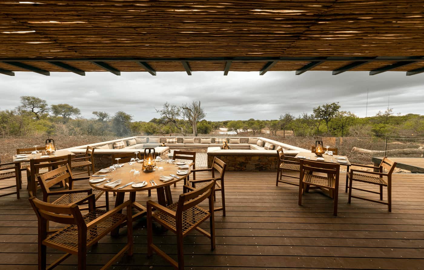 Kapama River Lodge Xitsumbeni deck and fire pit